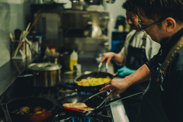 熟練のシェフによる料理を提供