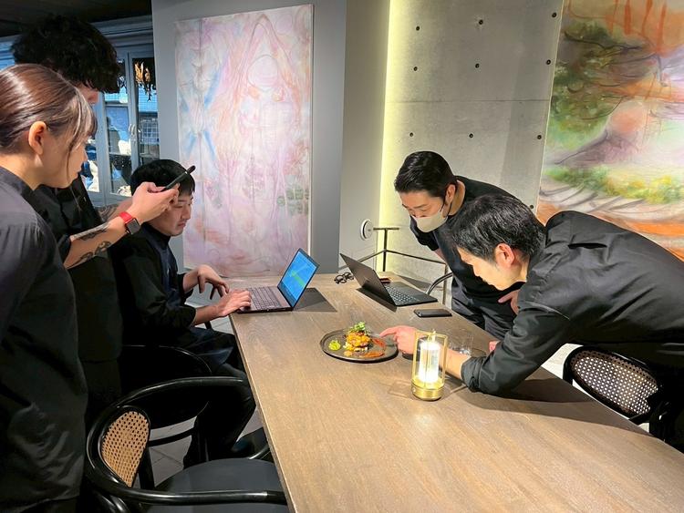 新しいメニューのスタッフ試食風景