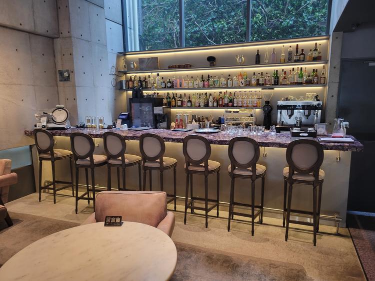 バーでの接客はゲストの距離も近い◎