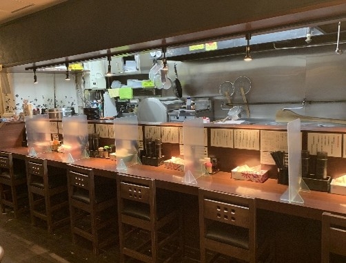 店内はカウンター席とテーブル席の仕様