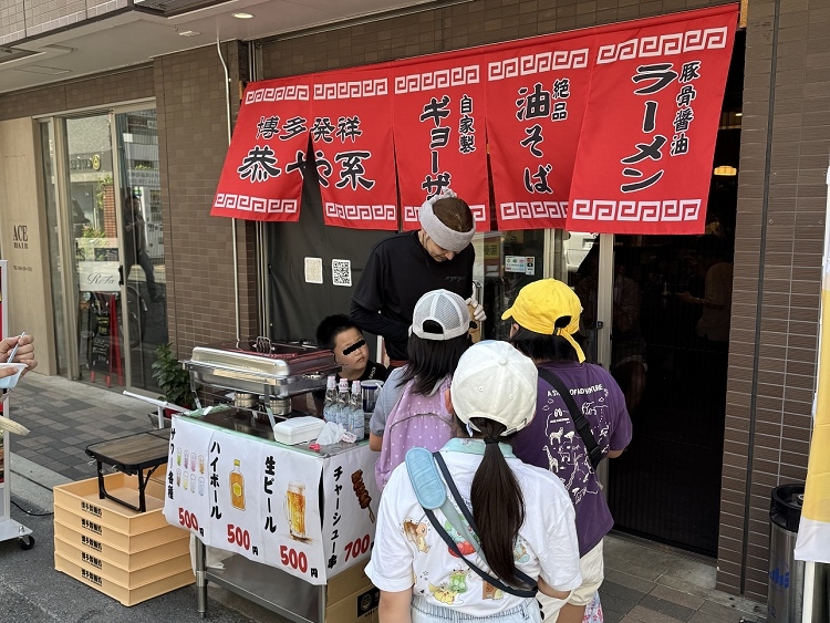 年に数回、地元のお祭りに参加