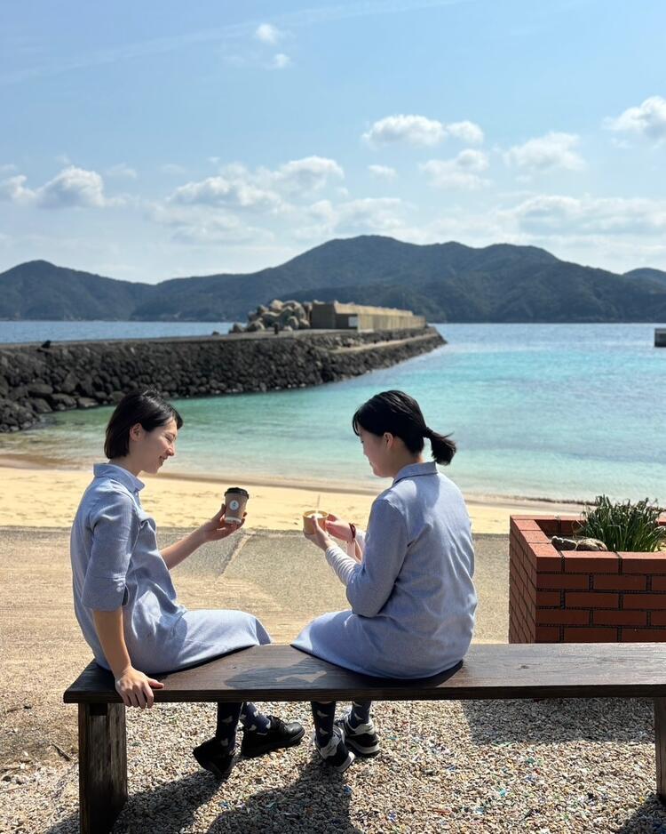 お店の眼の前は透き通る綺麗な海◎
