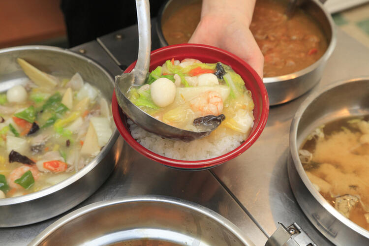 幅広い年齢層のスタッフが活躍中♪