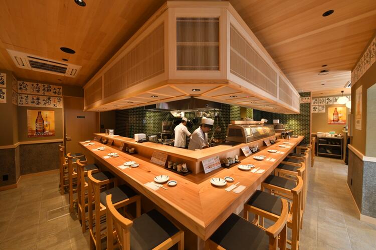 カウンターで本格寿司をご提供※既存店写真