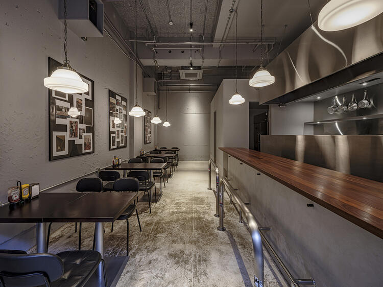 開放感のあるおしゃれな店内で接客