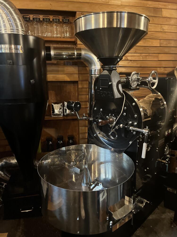 コーヒーは鮮度にこだわり、こまめに焙煎