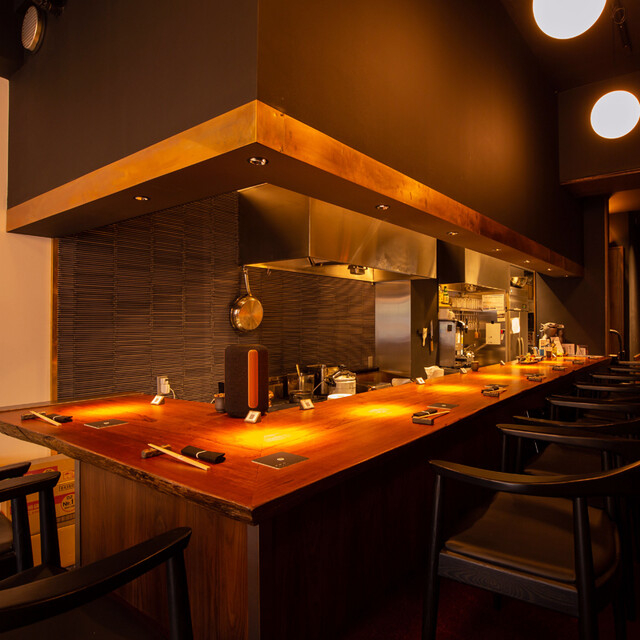 カウンターメインのシックなお店