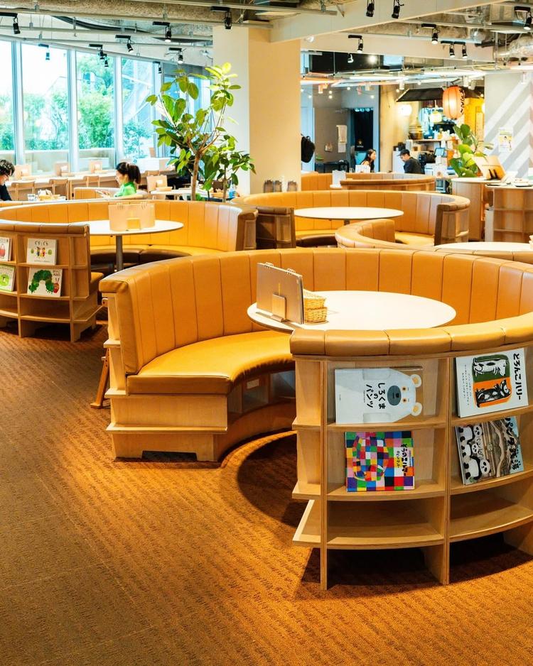 新しく綺麗な店内 自由に楽しめる絵本も