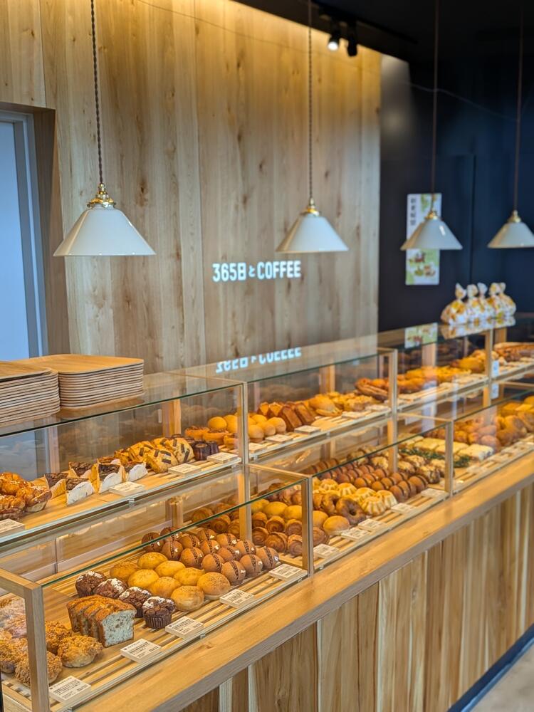 ショーケースに並ぶ多種多様なパン