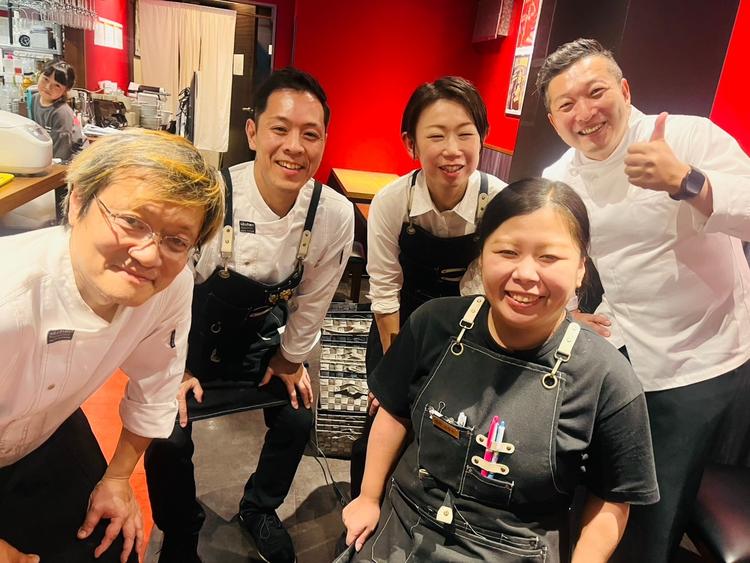 社長（右上）と系列店のスタッフです！