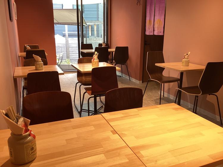 カジュアルで落ち着いた店内