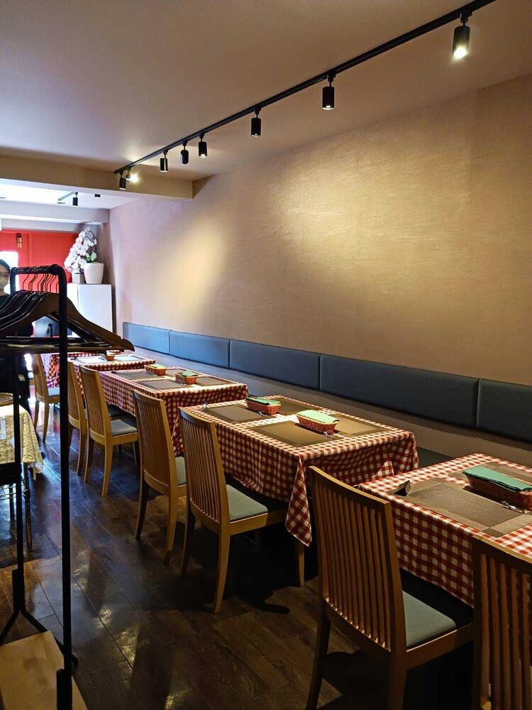 店内はカジュアルで落ち着いた雰囲気