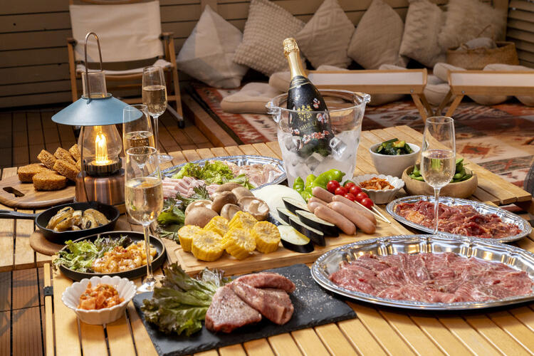 ウッドデッキ調の屋上でBBQを実施◎