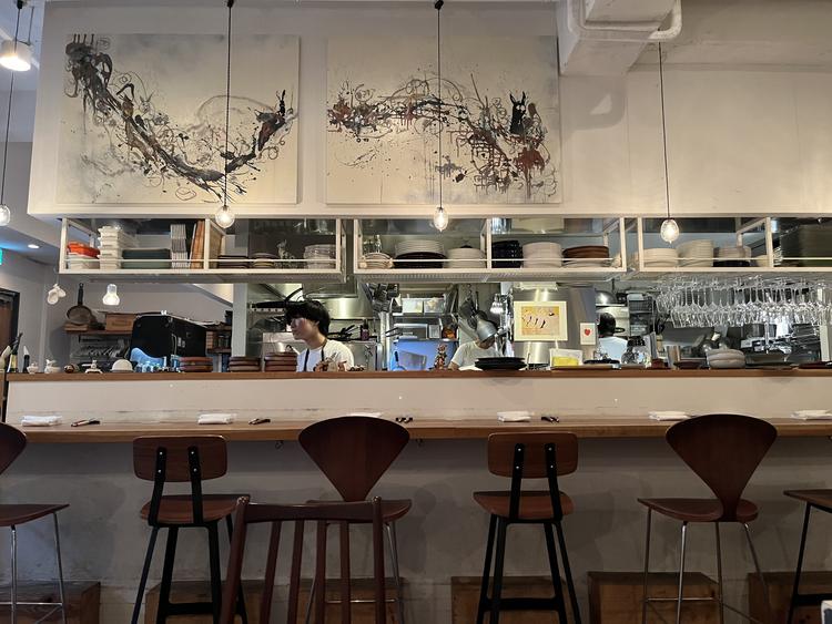 ライブ感のあるオープンキッチン＜本店＞