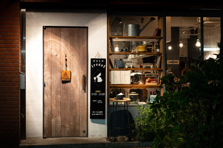 優しいランプでお客様をお出迎え＜本店＞