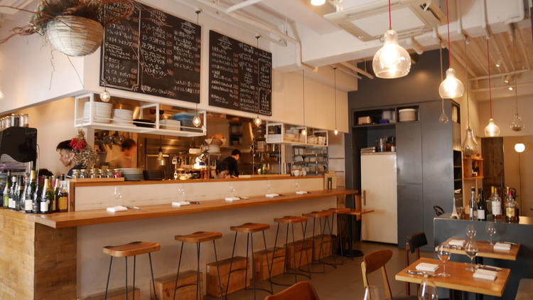 ヴィンテージ家具のモダンな空間＜本店＞