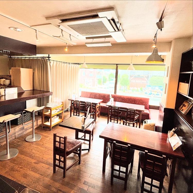 ２階の落ち着いた雰囲気の店内です