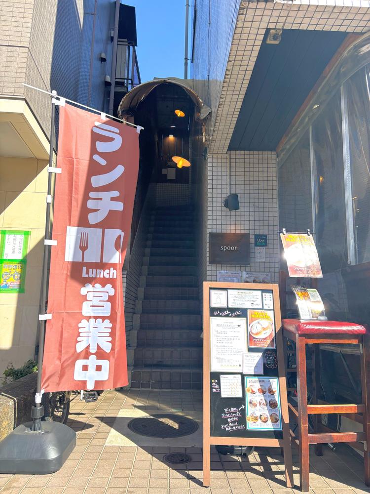 ２階の隠れ家的なお店です