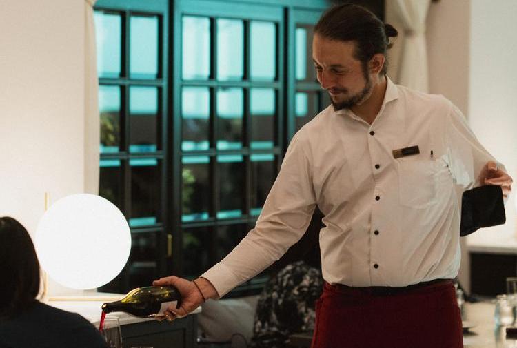 ソムリエも在籍