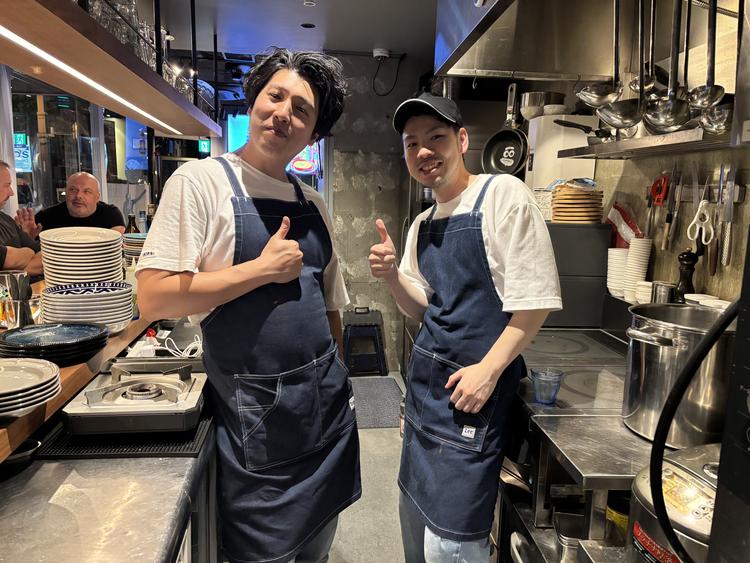 オープンキッチンでお客様との距離も近い。