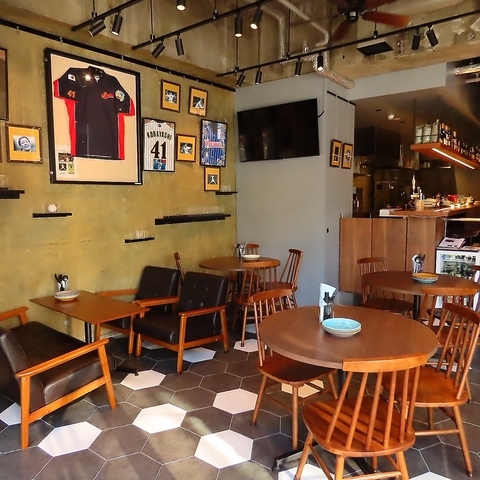 小規模なスポーツバーで楽しく働けます。