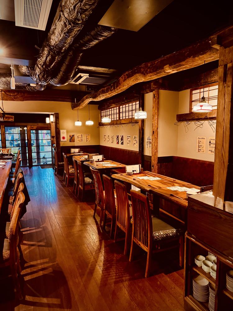 古材が多く温もりのある店内　１F