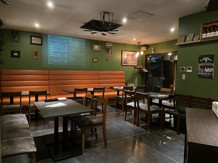 グリーンを基調にした店内