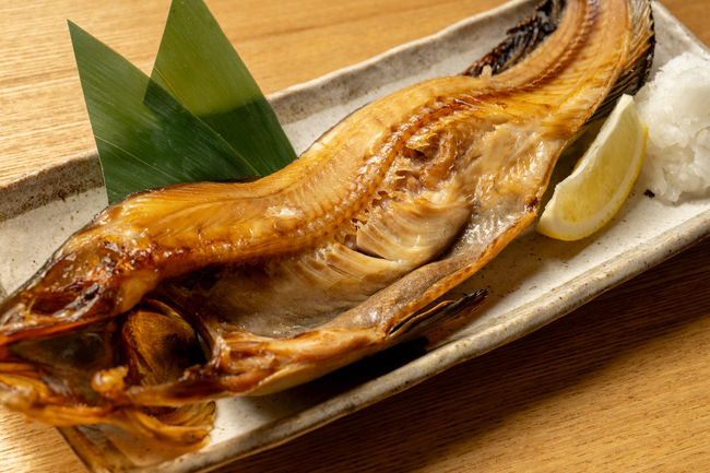 原始焼きで焼いた魚、お客様は喜びます