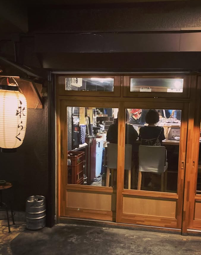 カウンターのみの店内で和やかな雰囲気