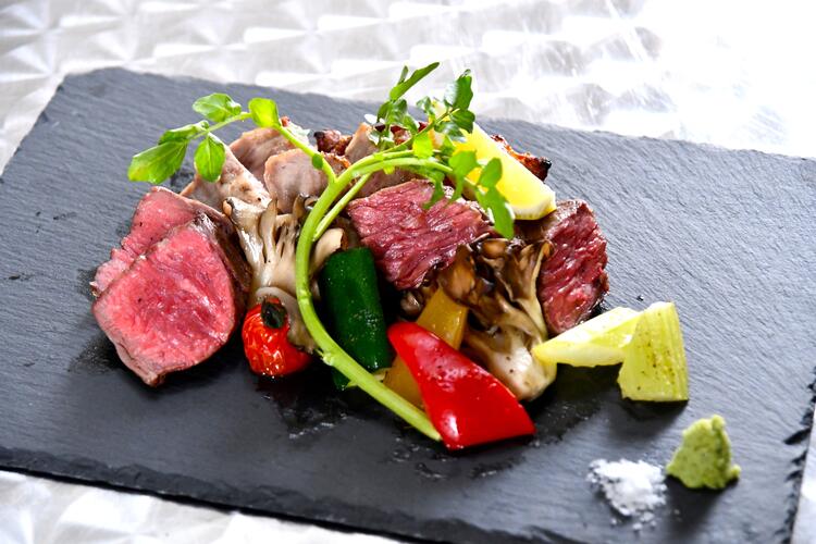 ジャンルを超えた多彩な料理を提供