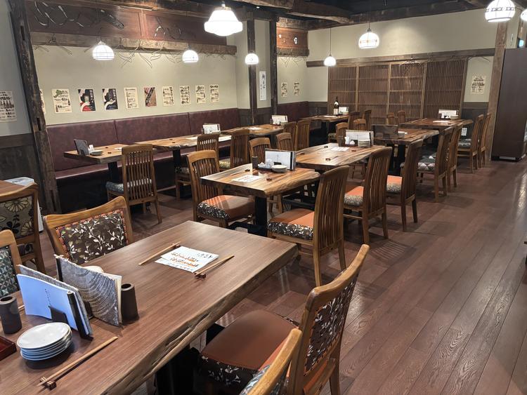 古材が多く温もりのある店内　２F