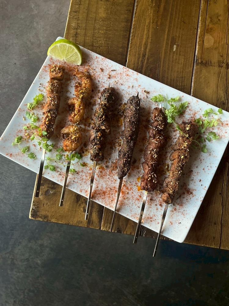 スパイス串焼きなどスパイス料理は３０種〜