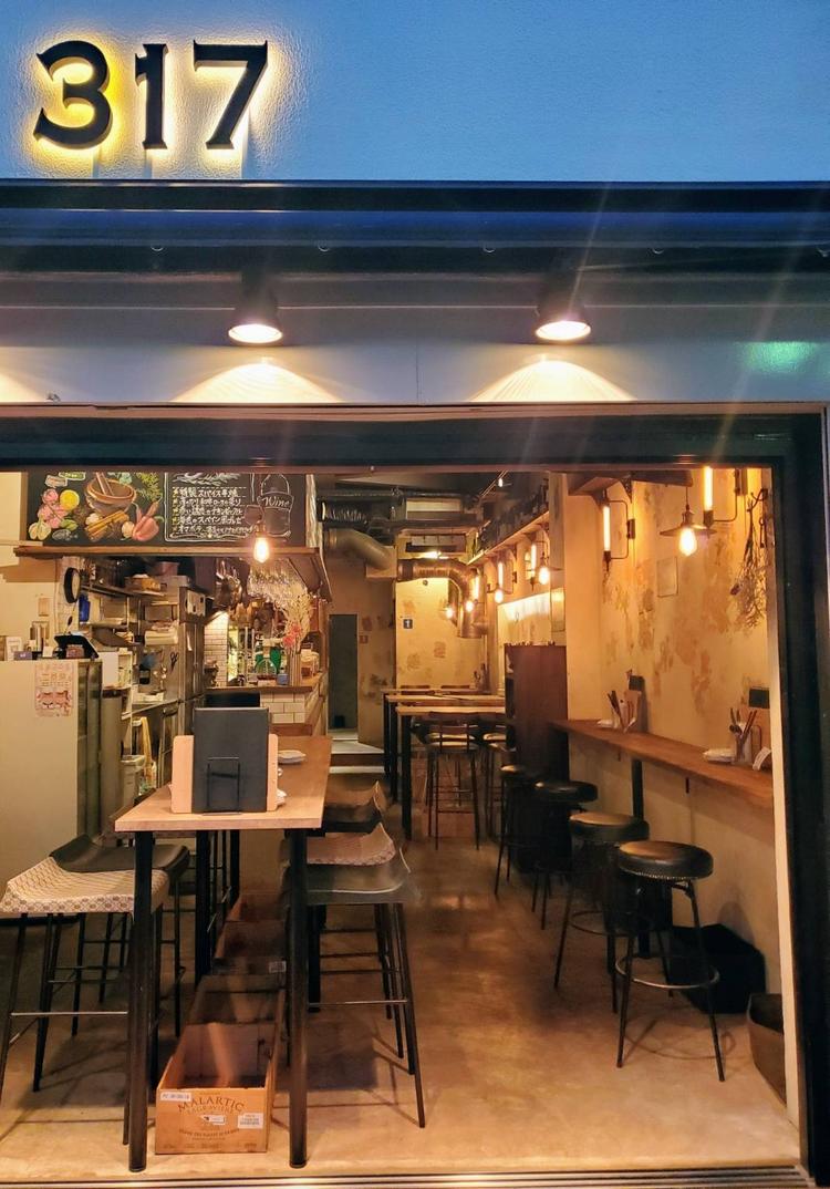 スパイス香る店内は個室含め30席ほど　