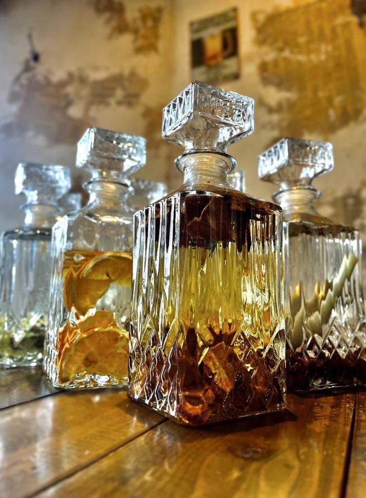 漬け込みスパイス酒も充実