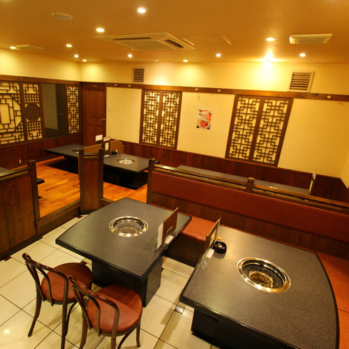 店内は90席で落ち着いた空間◎