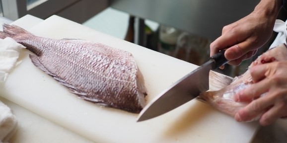 お魚・お肉のさばき方も丁寧に指導します。