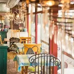 開放的で、かわいらしい店内になっています