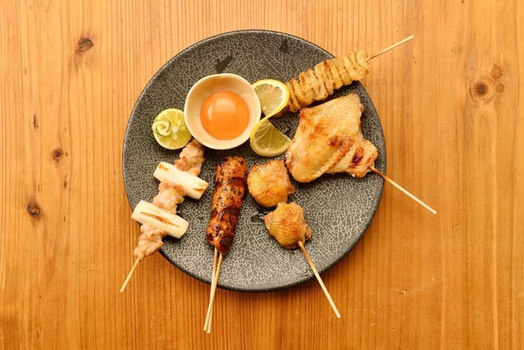 隠れ家のような落ち着いた雰囲気の店内