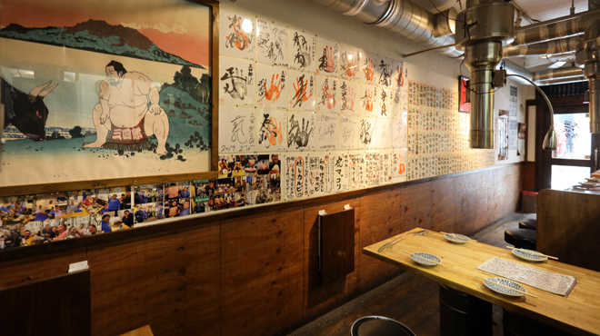 壁にはサインがズラリ！