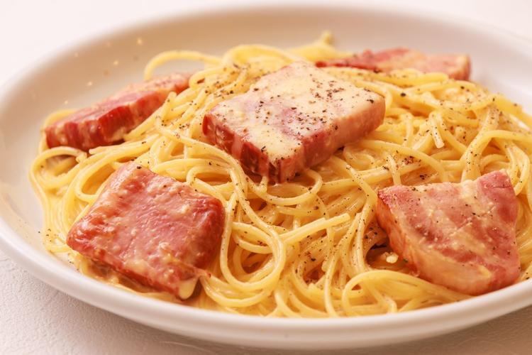 看板メニュー厚切りベーコンのカルボナーラ