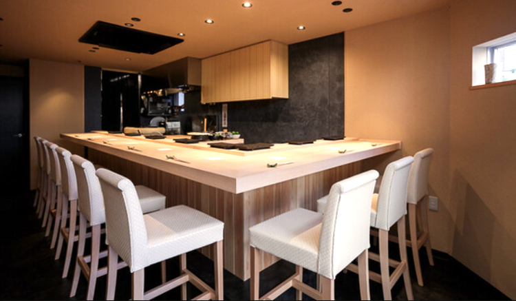 カウンター8席で落ち着いた接客ができます