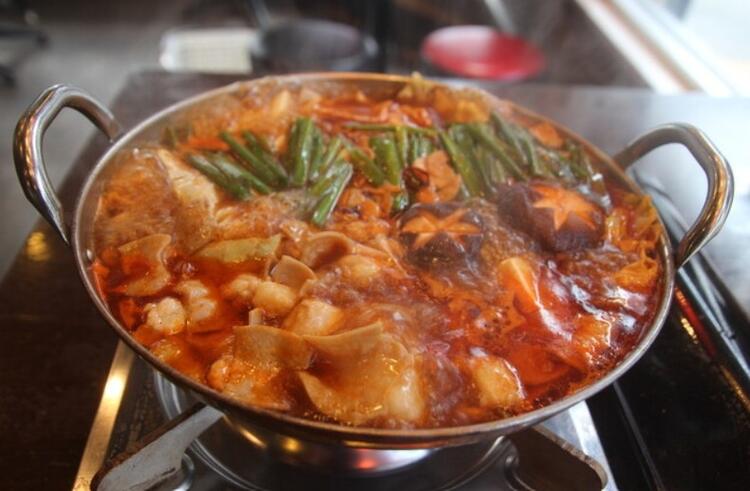 ボリューム満点のもつ鍋