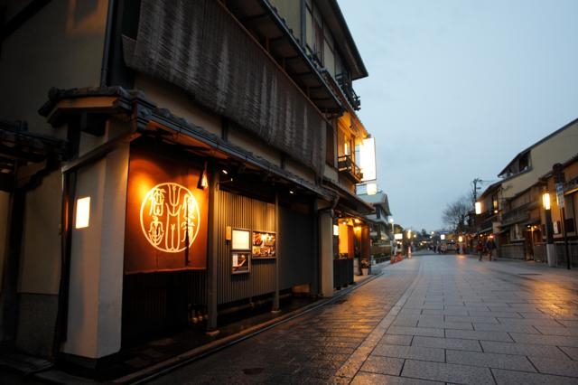 京都祇園を代表する路地に佇むお店