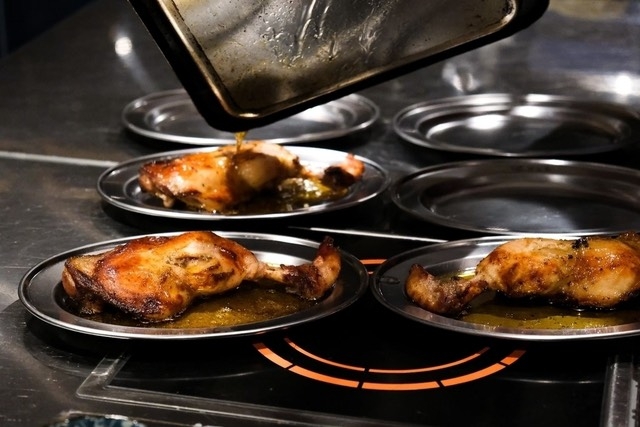 名物のもも焼きは皆が美味しく焼けるように