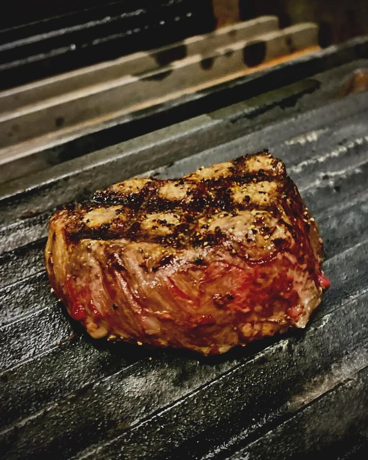 お酒に合う肉料理が中心！