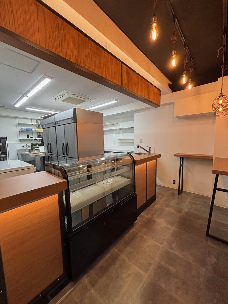 木目＆黒を基調としたスタイリシュな店内