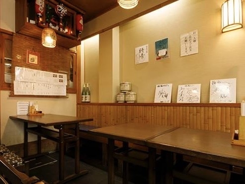 落ち着いた雰囲気の一階テーブル席