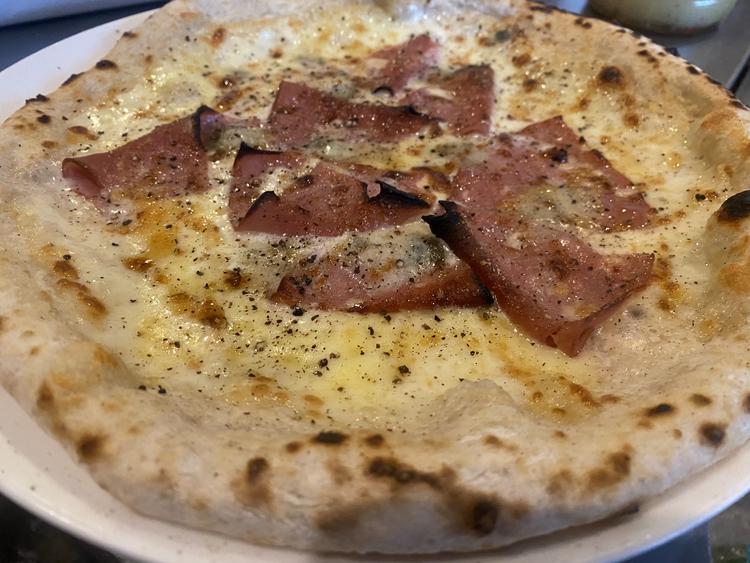 窓側は目の前を湘南モノレールが通る名物席