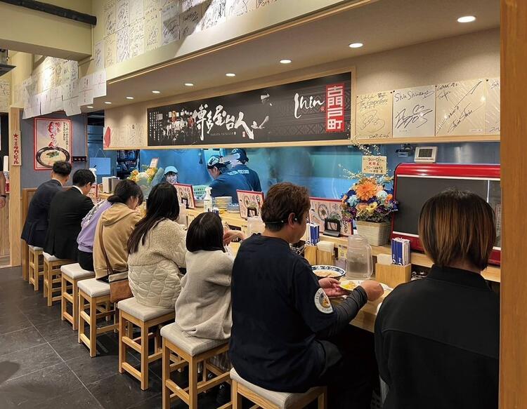 いつも賑わう人気店