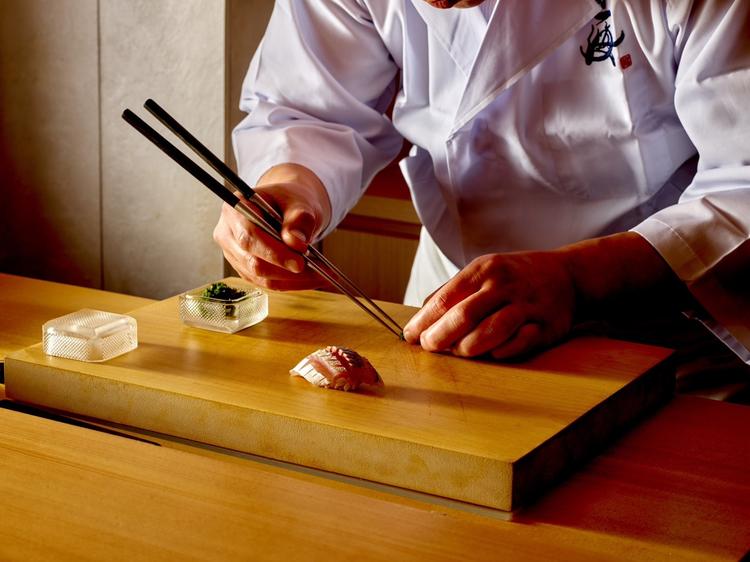 カウンター9席のみの洗練された空間